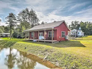 15 Mi to Big Pocono State Park Waterfront Cottage