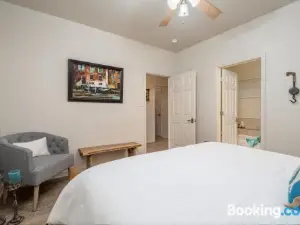 Natalie's Nook, Lake Hideaway Near Downtown Fun!