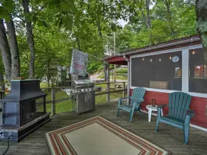 Riverfront Escape w/ Dock: 19 Mi to Saratoga!