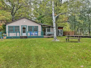 Charming Gladwin Family Cottage - Indian Lake
