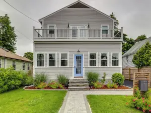 Renovated Barrington Cottage w/ Beach Access!