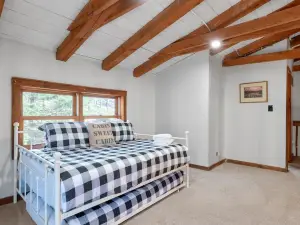 Cabin in the Trees, Hot Tub, Fire Pit