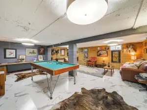 Hot Tub & Sweeping Views: Apt in Clarkston!