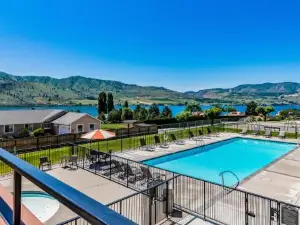 Lake Chelan Shores Sleek Stunner 19 to 4