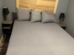 River Road Retreat.  Cabin minutes away from trails w/ hottub & seasonal pool!