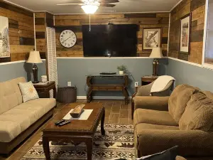 Creekside Retreat, 3 bedroom, Large parking, Picnic area. Across from Trail 14