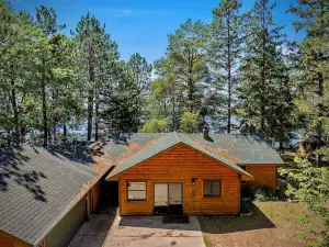 Nick's Lakeside Lodge