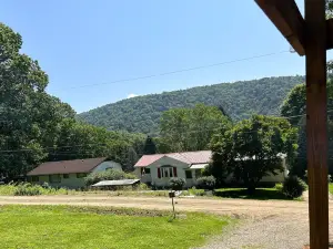New! Eagle's Peak Tiny Home Near Allegheny River