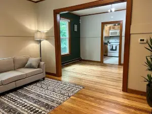 Beautifully Renovated House near Downtown