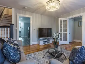 Modern ~ 3 Bedroom House ~ Sleeps 8 ~ 11 mins to Hartford