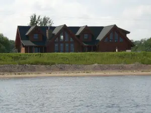 Luxurious Log Home with Mille Lacs Lake Sunrise Views