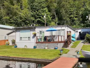 Experience Lake Life for your next vacation near Mt.Rainier.