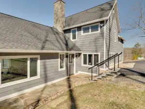 Pond Views: Spacious & Quiet Carmel Hamlet Getaway
