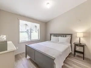 Newly Built, Dog-Friendly, Colorful Creekside Home - One Mile to the Ocean