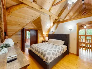 The Cabin on 32 wooded acres - tranquil new-build with sauna & forested views