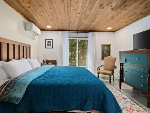 Charming Garden Views and Cozy Living - Delightful Retreat