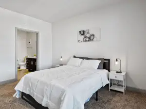 Private Patio and Fast WiFi for Business Travelers - Charming Oasis
