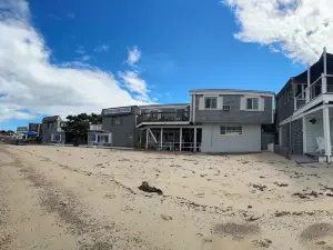 Vineyard Harbor Motel - Private Beach