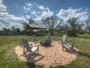 Stunning Haus with Hot Tub, Grill & Fire Pit!