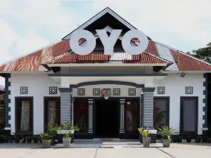 RedDoorz Syariah at Penginapan Eby Padang