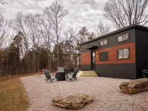 THE CAAMP. Gorgeous 2-bedroom tiny home.  Very close to the Barn/Pebble Creek