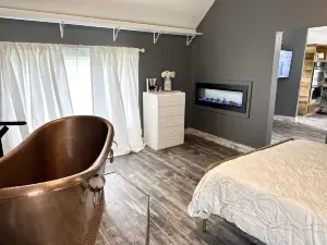 Ladysmith Cozy Cottage - Copper Tub - Waterfront