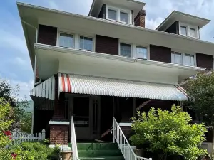 Large Historic Home in Downtown Hinton