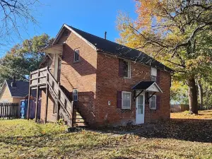 Carriage House by CMU - Lower Condo - Kitchen, King Bed, 70" TV Fast WiFi & AC