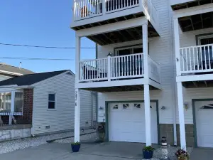 Renovated with Backyard Oasis! Quick Walk to Town & Beach. 4 BRs. Sleeps 10