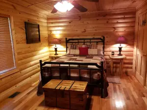 Beautiful cabin style home backing up on the White River!
