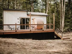 “The Beatnik nook” - tiny cabin in the woods - sauna, outdoor tub!
