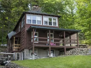 Renovated Lodge with Gorgeous Lake  Views