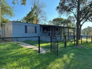 Charming Lake Livingston Home!
