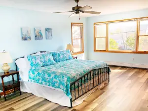 4BR, 2.5 BA Private WATERFRONT home with in law suite. Great for large families