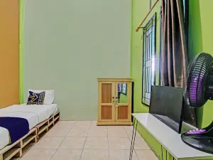 Spot on 92716 Penginapan Syafira Near Perumahan Mustamindo Permai 1