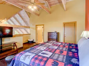 Serenity Now - Peaceful Setting, Mountain Views, Game Room & Pet Friendly!