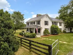 Walk to Old Rag* Hot Tub* 360 Mountain Views