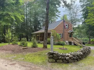 Cozy Lakeside Year Round Retreat ☀️🛶 🎣 🏊 🍁 🎃 🍎 🎿🏂 ❄️  & 🐾 are welcome 😊