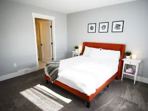 Modern 4-Bedroom Close to the Ski Hill