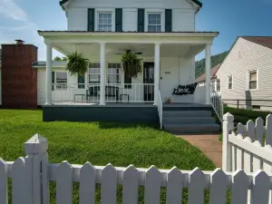 Riverfront house, Deck over river, Dock, Bar, gazebo, scenic view, pets welcome.