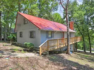 Beautiful Home with Mountain-View Deck and Smart TV