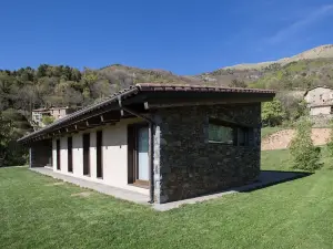 Cal Sadurn?, Design House in The Pyrenees Ideal for Families or Groups
