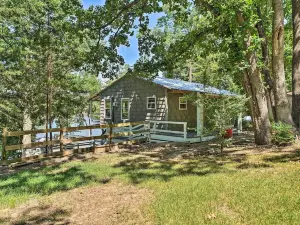 Waterfront Cottage in Fort Towson with 2 Decks!