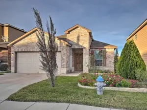 San Antonio Abode Near Golf, Shops and Dining!