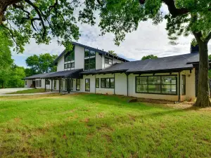 Sprawling Pilot Point Home w/ Pool on 45 Acres!