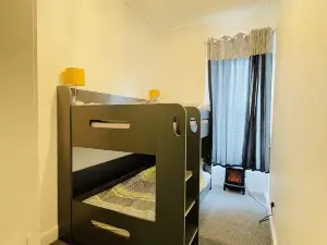 Luxury 3 Bedroom Entire Flat at Affordable Price, Self-Check in/Out, Sleeps 8