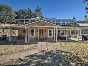 Historic Mariposa Stagecoach Stop with Gas Fire Pit!