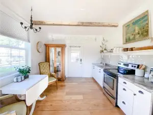 Meadowlark Cottage apartment, private entrance