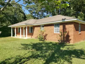 Charming 3 BR house in Pope, 36 min to Ole Miss, 3 miles to Enid Lake boat ramps