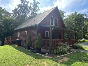 Cozy cabin w/ hot tub! Lake access w/ walk to pier